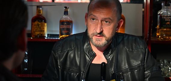 Hovoria mi Lars: Do k�n prich�dza krimin�lka z Prahy pln� cynizmu a drsn�ho humoru